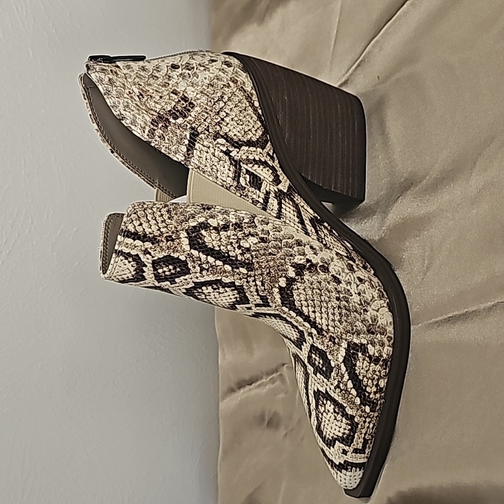 NEW Vince Camuto snake print leather ankle booties high  heel back zipper - Picture 4 of 12